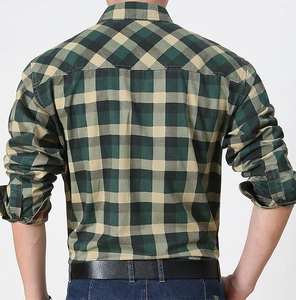 Détail de l'empiècement d'épaule en biais d'une chemise à carreaux pour hommes
