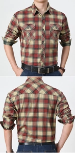 Détails de la chemise à carreaux rouge avec poches à rabat et texture du tissu en coton