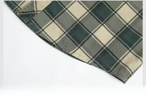 Détail de l'ourlet arrondi sur une chemise à carreaux classique avec des coutures soignées