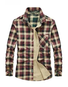 Détail du motif à carreaux rouge et noir, poche poitrine et poignet boutonné de la chemise