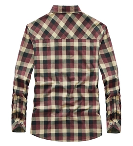Vue arrière d'une chemise à carreaux manches longues avec grand motif classique bordeaux