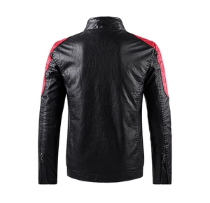 Detailansicht des Rückens einer schwarzen PU-Lederjacke mit roten Steppschultern