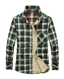Détail de la doublure polaire chaude et du motif à carreaux classique sur la chemise