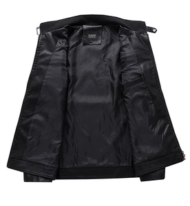 Detailansicht der Innenseite einer schwarzen Kunstlederjacke mit Innentasche und Etikett