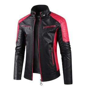 Detail der Motorradjacke mit schwarz-rotem Color-Block-Design und gesteppten Schultern