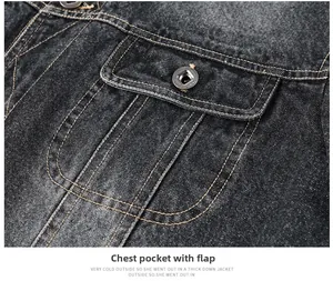 Dettaglio della tasca con patta e doppia cucitura sulla giacca di jeans nera lavata