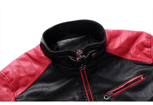 Detailansicht von Stehkragen und roten Schulter-Patchwork an schwarzer Kunstlederjacke