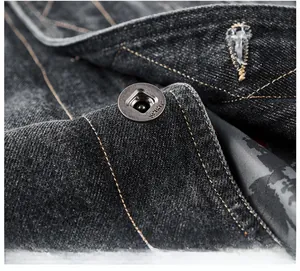 Dettaglio della giacca di jeans con bottone in metallo inciso e cuciture a contrasto