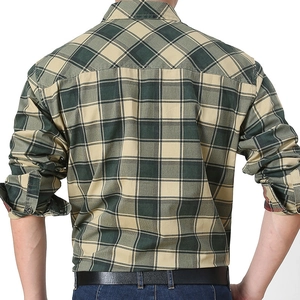 Vue de dos d'une chemise à carreaux verts pour hommes avec manches longues et jean