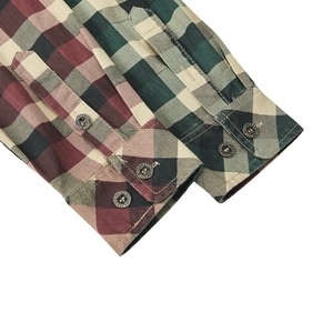 Gros plan de chemises décontractées à carreaux avec boutons vintage et coutures fines