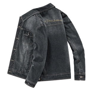 Giacca di jeans nero lavato da uomo con bottoni a rivetto e ricamo Free Since sul retro