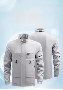 Detailansicht der Vorder- und Rückseite einer hellgrauen Herrenjacke mit Stehkragen