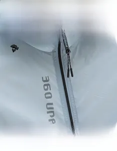 Détail de la veste solaire bleu clair avec indice 360 UPF et fermeture éclair étanche