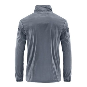 Vue arrière de la veste solaire en soie glacée pour hommes en bleu gris respirant
