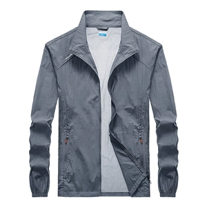 Veste de protection solaire grise pour hommes avec imprimé aventure outdoor