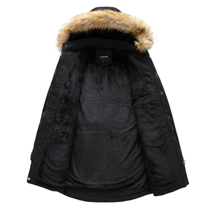 Detail der Winterjacke mit warmem schwarzem Fleecefutter und flauschigem Kunstpelzbesatz