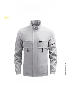 Vorderansicht der hellgrauen Herren-Freizeitjacke mit Stehkragen, Cargotaschen und Kordelzug