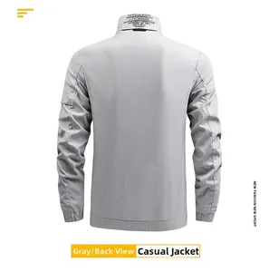 Detailansicht der hellgrauen Freizeitjacke hinten mit schwarzer Schrift am Kragen