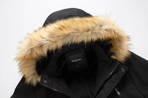 Detailansicht des hochwertigen Kunstpelzkragens und des warmen Plüschfutters der Jacke