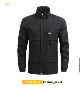 Detail der schwarzen Freizeitjacke mit Stehkragen, elastischen Bündchen und großen Taschen
