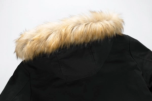 Detailansicht des warmen Kunstfellkragens an der Kapuze einer schwarzen Winterjacke