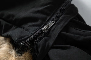 Nahaufnahme von robustem Metallreißverschluss und Kunstpelzkragen am Herren-Winterparka