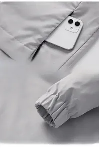 Detailaufnahme der grauen Freizeitjacke mit Reißverschlusstasche und elastischen Bündchen