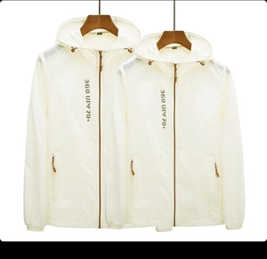 Détail de veste blanche anti-UV à capuche avec imprimé UPF 70 plus et poches zippées