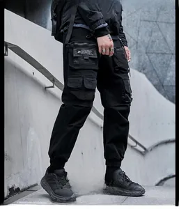 Detailansicht der Techwear-Cargohose mit elastischen Bündchen und Funktionstaschen
