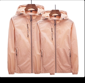 Détail d'une veste de protection solaire orange légère avec tissu technique UPF 70+
