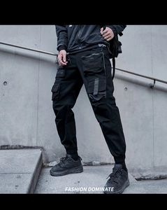 Detail der schwarzen Techwear-Cargohose mit taktischen Taschen und Nylon-Gurtbändern