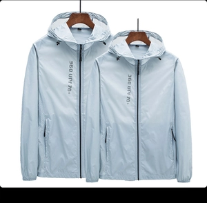 Détail de la veste de protection solaire bleu clair avec logo UPF 70+ et texture fine