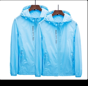 Détail de la veste de protection solaire bleu ciel avec imprimé UPF 70 plus et zip