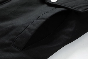 Detailaufnahme der Winterjacke für Herren mit Seitentasche und metallischem Knopfverschluss