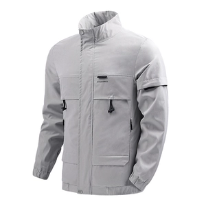 Herren Outdoor-Cargo-Jacke in Hellgrau mit Stehkragen und praktischen Taschen