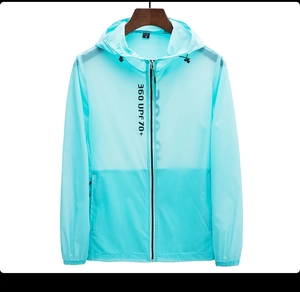 Détail de la veste solaire bleu clair avec imprimé UPF 70+ et tissu respirant léger