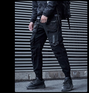 Detail der Herren Techwear Cargohose mit Mesh-Reißverschlusstaschen und taktischen Gurten