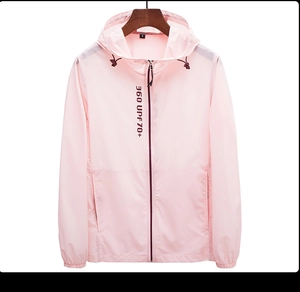 Détail de la veste de protection solaire rose UPF 70+ avec capuche et logo