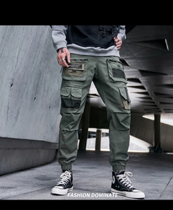 Nahaufnahme der militärgrünen Cargohose mit mehreren Taschen und taktischem Design