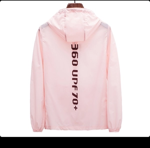 Détail de la veste solaire rose à capuche avec indice UPF 70+ et tissu respirant léger