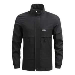 Schwarze Herren-Freizeitjacke mit Stehkragen und praktischen Taschen im minimalistischen Design