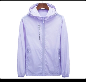 Veste de protection solaire lavande à capuche légère, indice UPF 70+ et poches zippées