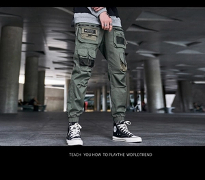 Detail der olivgrünen Cargohose mit 3D-Taschen und elastischen Bündchen im Außenbereich