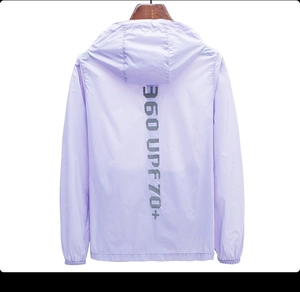 Détail d'une veste de protection solaire lavande avec logo technique 360 UPF 70+ au dos