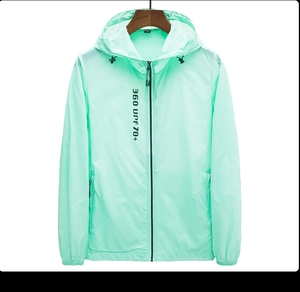 Détail de la veste de protection solaire à capuche vert menthe avec imprimé UPF 70 plus