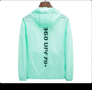 Détail de la veste de protection solaire vert clair avec impression 360 UPF 70+ et poignets