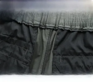 Detailansicht der doppelt genähten verstärkten Nähte und des Gummizugs an der grauen Hose