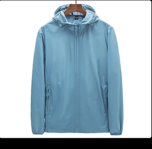 Détail de la veste anti-UV bleu clair montrant le texte UPF 70 plus et le tissu tech