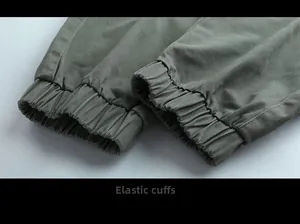 Detail der elastischen Bündchen an armee grüner Cargohose mit Baumwoll-Twill-Stoff
