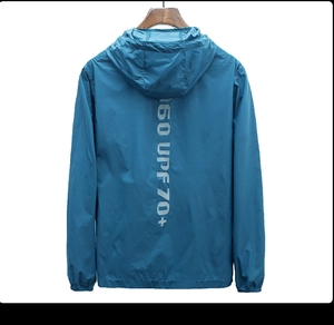 Détail de la veste solaire bleu marine avec marquage 360 UPF 70 plus sur le dos